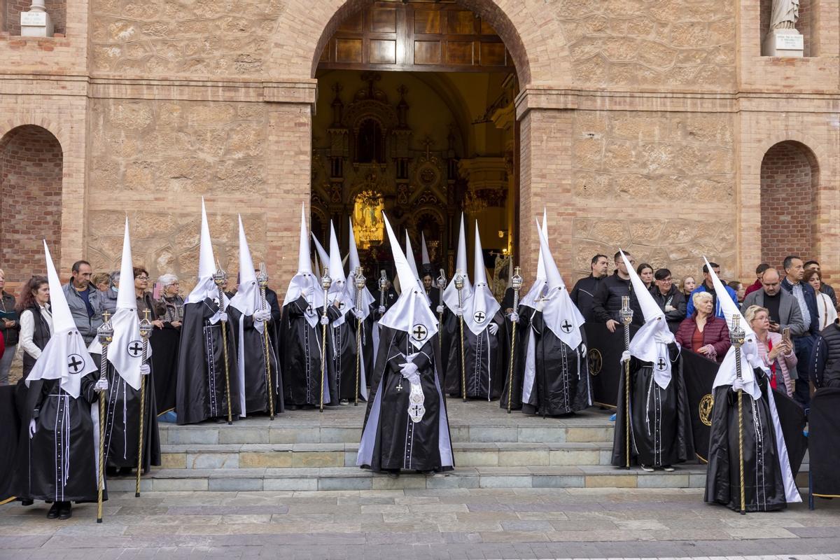 Las quince cofradías de la Semana Santa de Torrevieja recorrieron las calles en Viernes Santo Las quince cofradías de la Semana Santa de Torrevieja recorrieron las calles en Viernes Santo