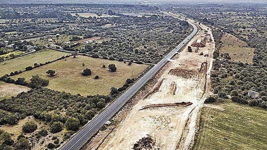 Obras de ampliaciÃ³n de la carretera a Campos.