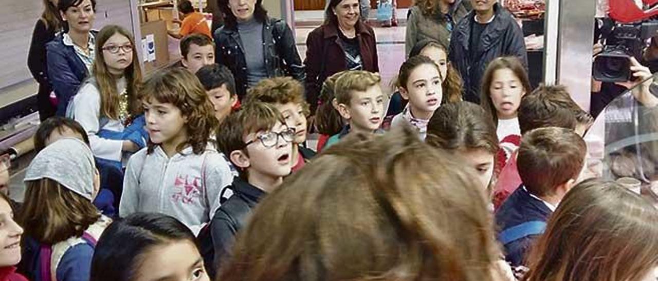 L´activitat fa possible que els escolars visitin els mercats de Palma.