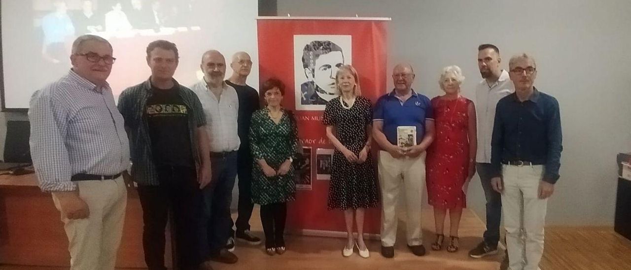 Por la izquierda, Aníbal Vázquez, David Ruiz Bascarán, Francisco Erice, Darío Díaz, Ana Esther Velázquez, Cristina Tolivar, Alejandro Villa, María Consolación Rayón, José Manuel Zapico y Ramón García Piñeiro. | D. M.