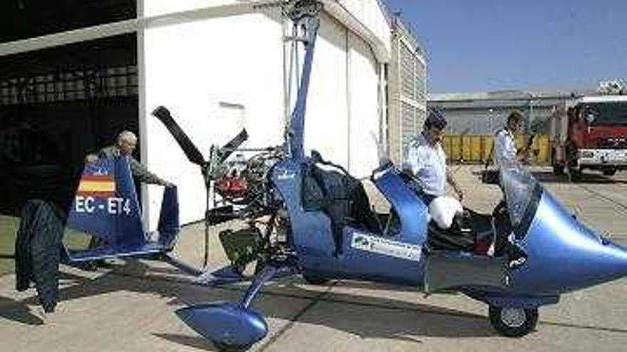 Imagen del autogiro con el que los dos pilotos del Ejército del Aire, el teniente coronel Fernando Roselló y el copiloto Benedicto Rodríguez, realizan la travesía &quot;Objetivo Canarias 2007&quot;.