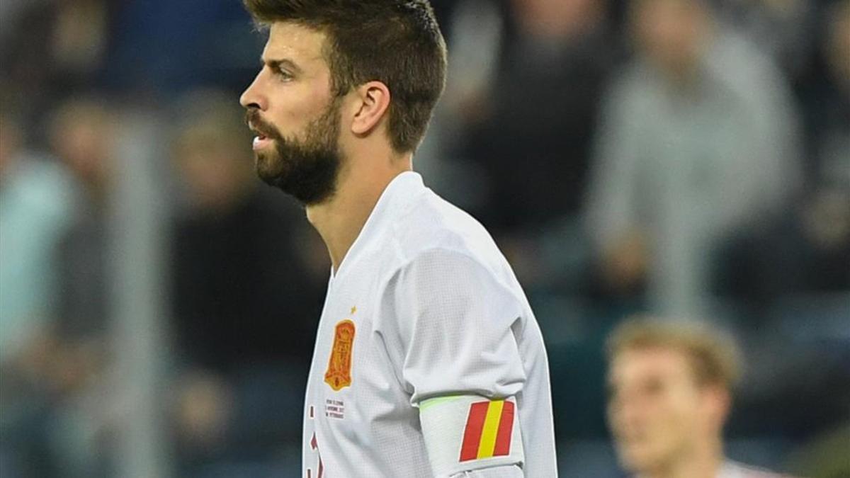 Piqué lució el brazalete de capitán de la selección española