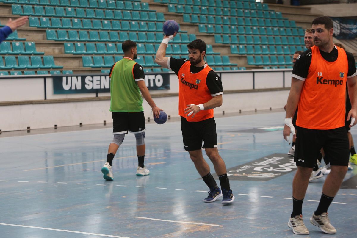 Santi López ejercitándose en un entrenamiento en el pabellón de O Gatañal.