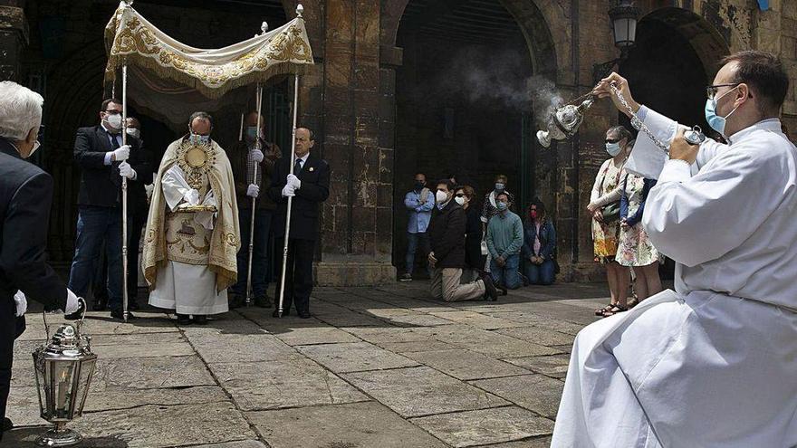 El párroco Alfonso López, con la custodia de 1689 bajo palio, ayer, a la puerta de la iglesia de San Nicolás.