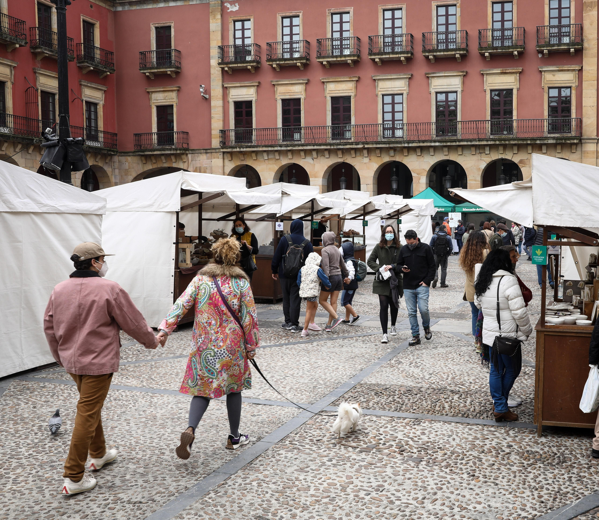 Ambiente en Gijón en Sábado Santo