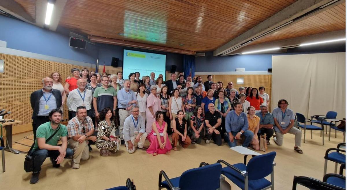 Los familiares de enterrados en el Valle de los Caídos que han acudido a la reunión de Moncloa, en la sala al final del encuentro.