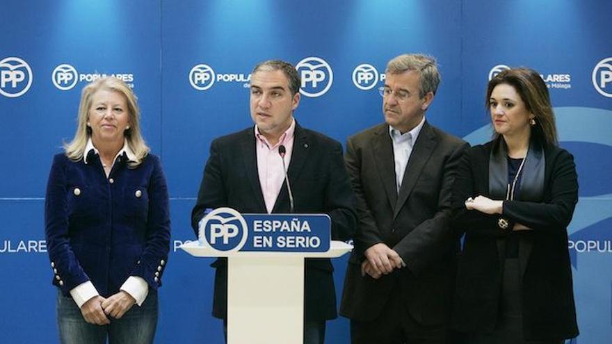 Elías Bendodo en la sede del PP en Málaga, acompañado de Ángeles Muñoz, José María García Urbano y Margarita del Cid.