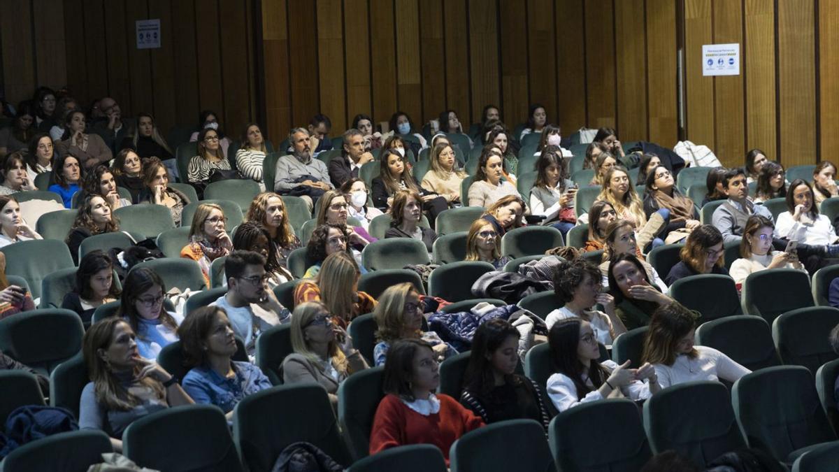 El salón de actos del Colegio de Médicos de Asturias, durante una de las sesiones del curso. | Miki López