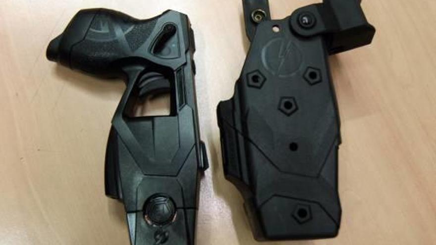 La policía de Cullera detiene con una pistola eléctrica a un hombre con dos cuchillos