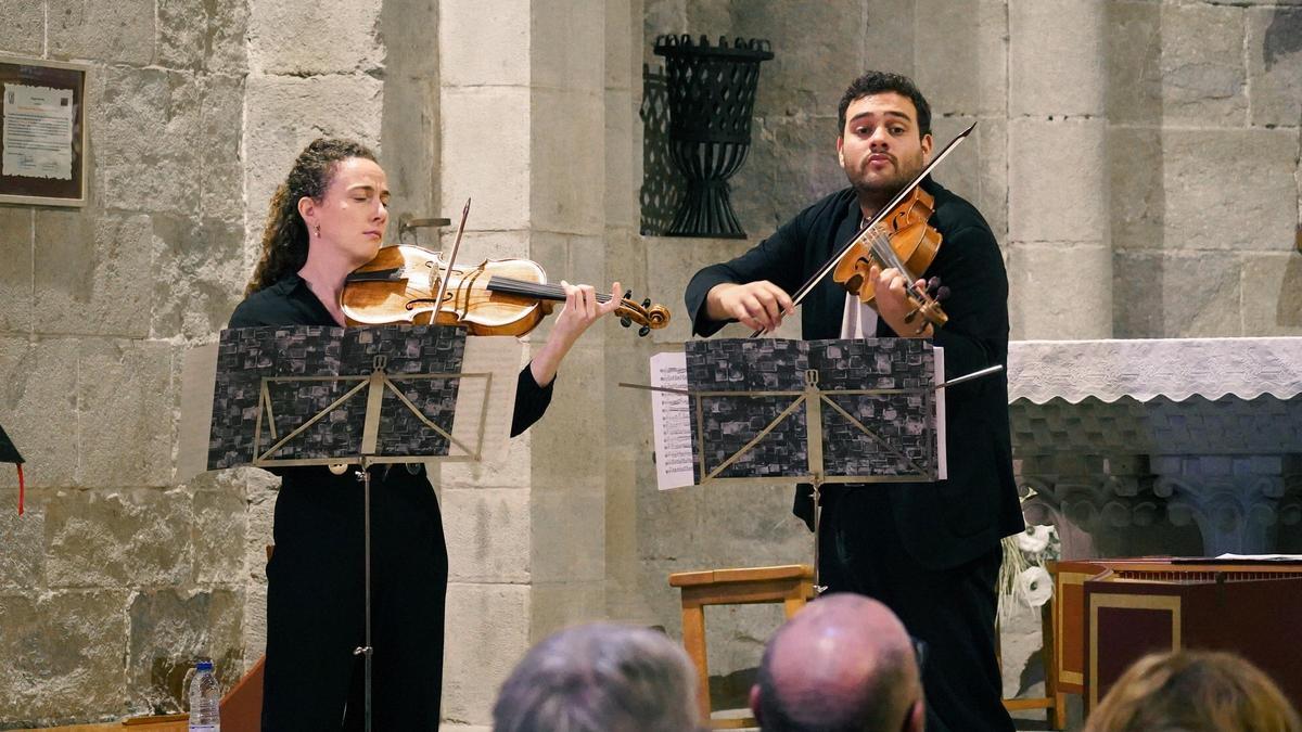 Nina Sunyer y Luis Manuel Vicente, violas, en su actuación este sábado en La Vall d'en Bach.
