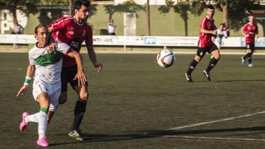 Rubio intenta proteger el balón.