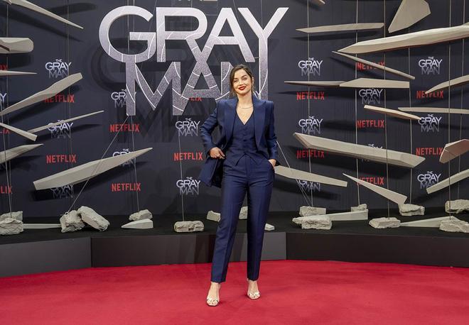 Ana de Armas con traje de chaqueta en el estreno en Berlín de The Gray Man