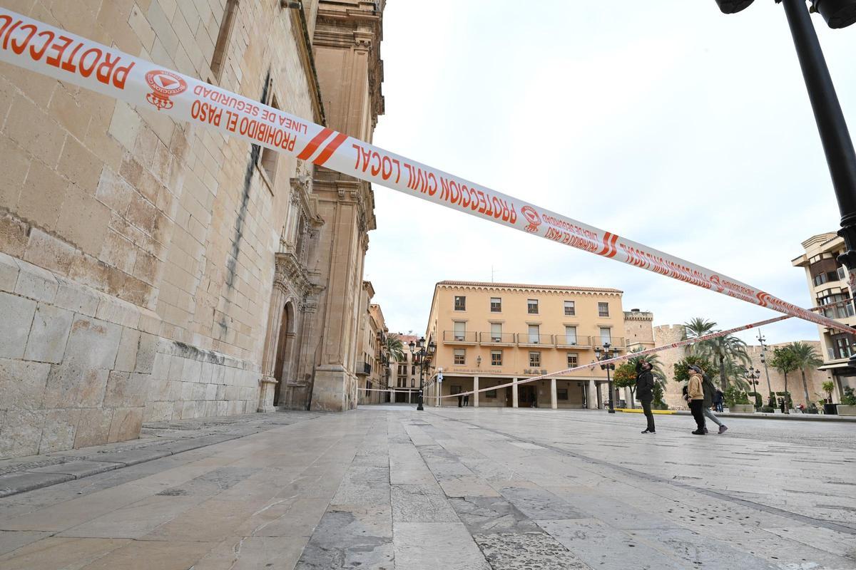 La plaza del Congreso Eucarístico acordonada este jueves, en la zona de la Puerta de San Agatángelo, que permaneció cerrada.