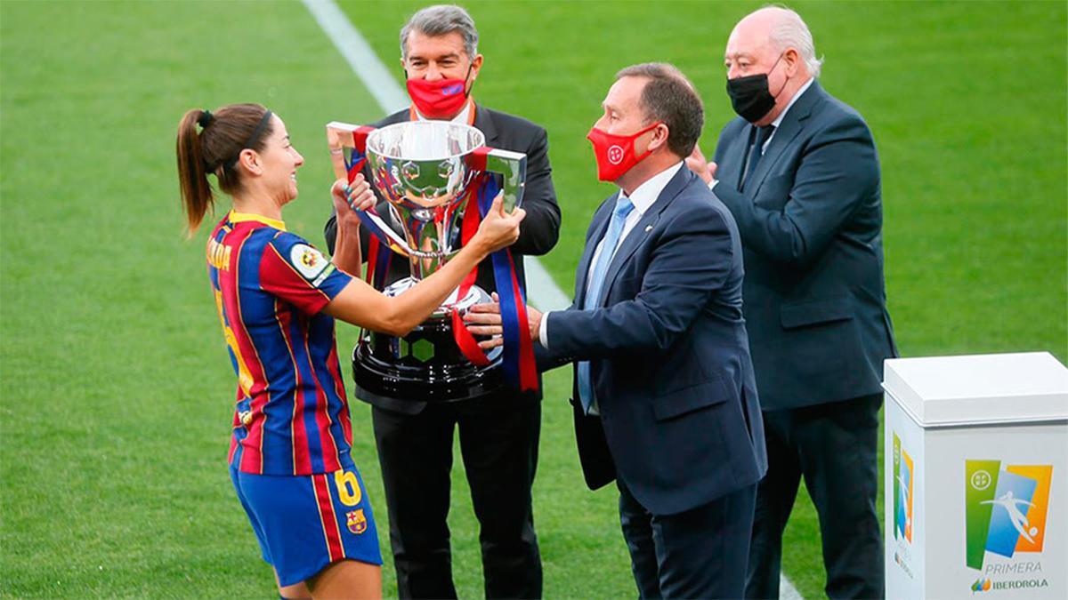 La RFEF hace entrega al Barça del trofeo de campeón de Primera Iberdrola