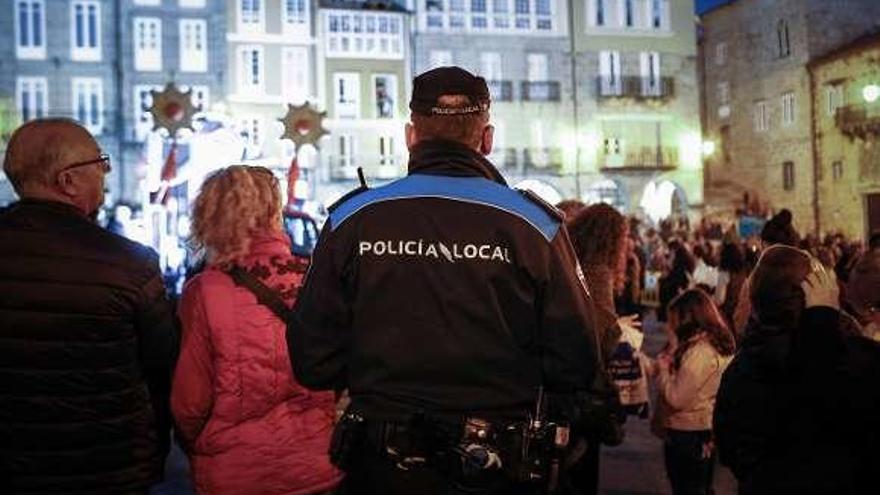 Un agente en un turno de noche en la Plaza Mayor. // Agostiño Iglesias