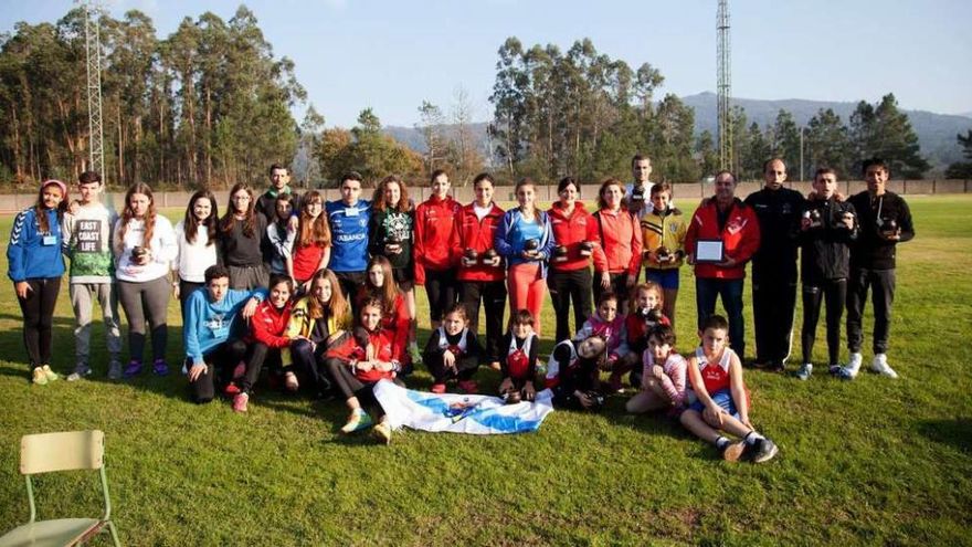 Atletas canteranos del Atletismo Cuntis participantes en el Campeonato de España-Gran Premio de Cuntis. // I.Abella