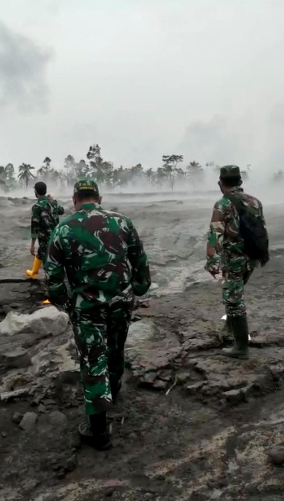 La isla de Java (Indonesia), en alerta por la erupción del volcán Semeru