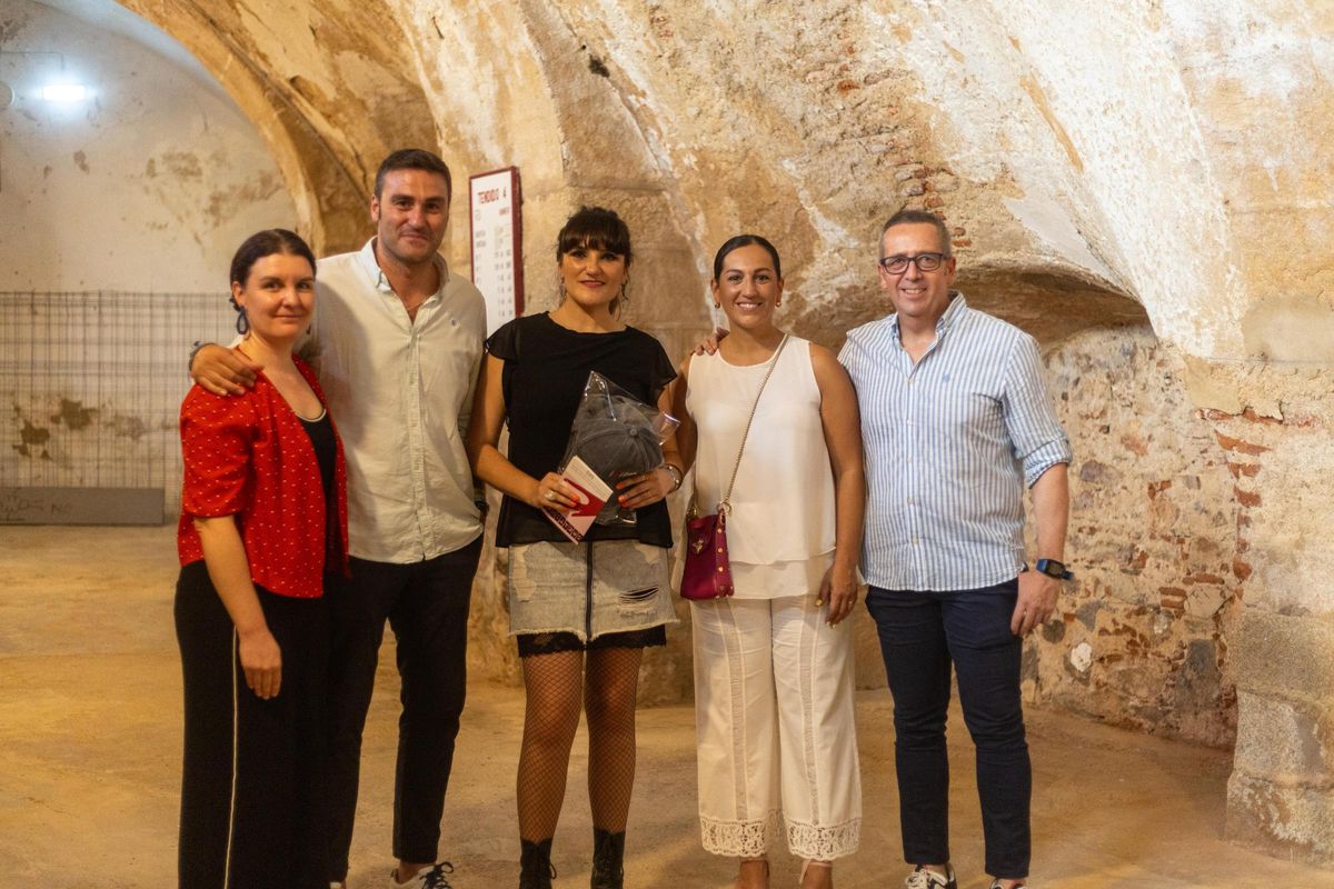Iris Jugo, directora del Consorcio, el concejal Jorge Suárez, Rozalén y los ediles Soledad Carrasco y Emilio Borrega, ayer en la plaza de toros antes del concierto.