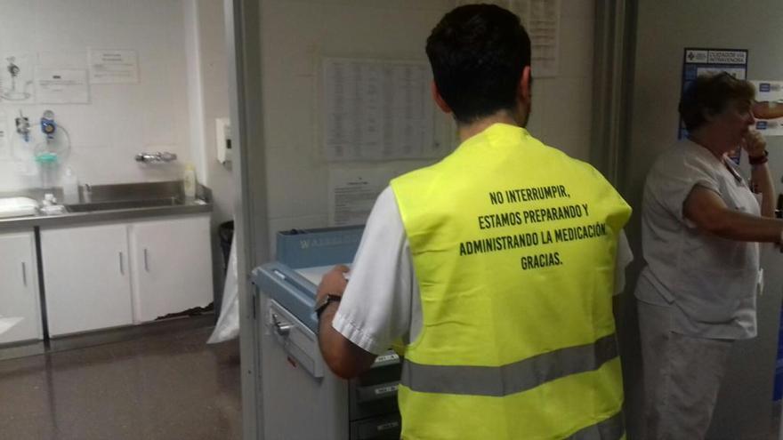 El hospital de Ontinyent instaura un chaleco para mejorar la seguridad en la dispensación de fármacos