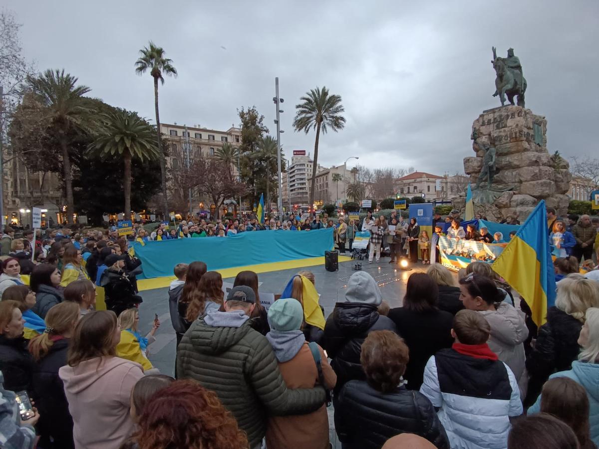 La comunidad ucraniana se ha manifestado esta tarde en la plaza de España.