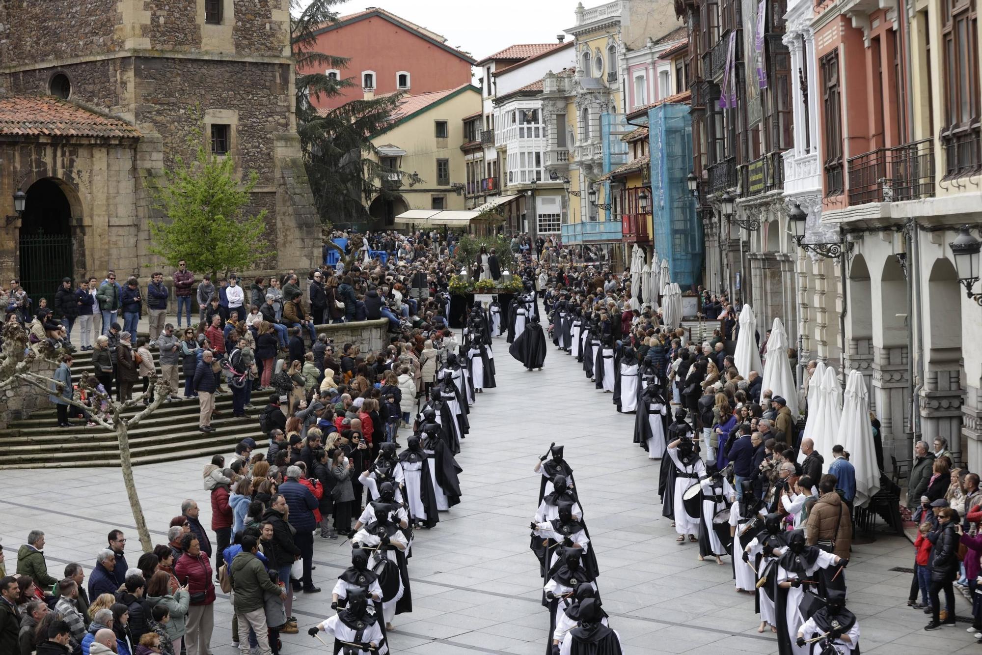 EN IMÁGENES: laprocesión del Beso de Judas en Avilés