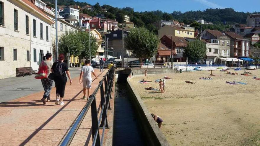 Canal de desembocadura del río Maceiras en la playa de Arealonga, ayer. // FdV