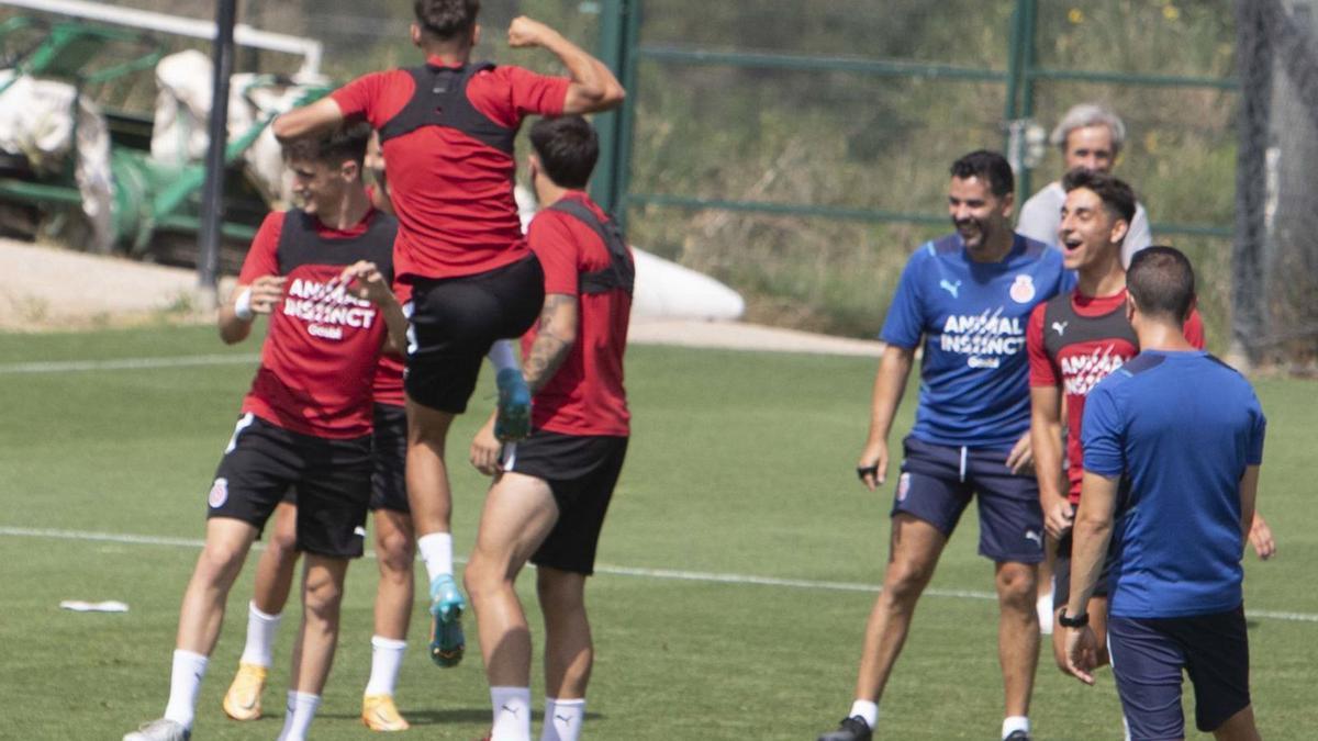 Míchel riu durant un exercici en l’entrenament d’ahir a la Vinya. | DAVID APARICIO