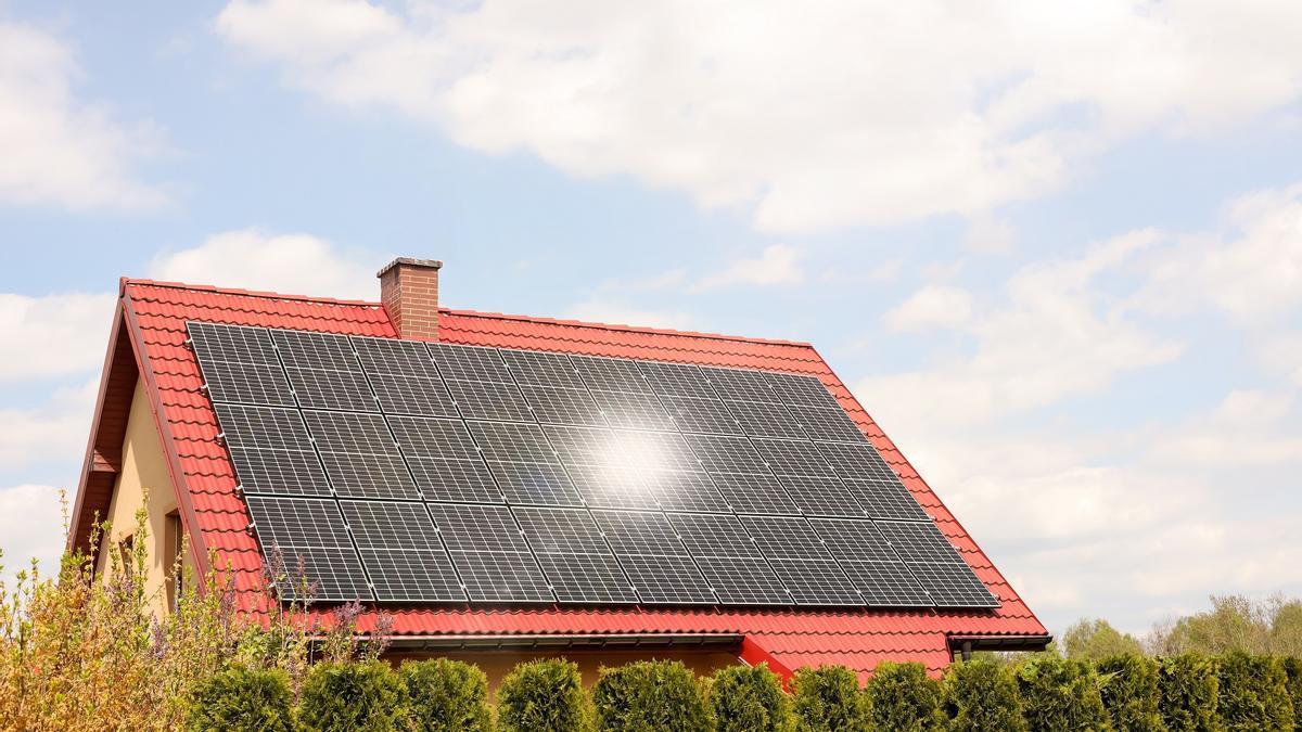 L´autoconsum col·lectiu genera energia per al client amb plaques solars, però també per als clients de proximitat.