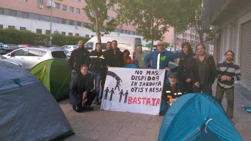 Empleados de Otis acampados delante de la sede de la compañía.