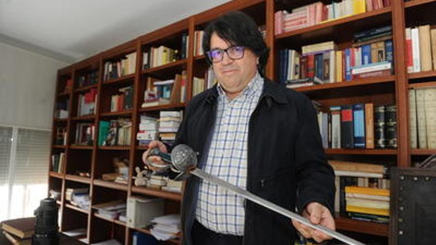 El abogado Mazón con una espada del caballero Don Quijote que muestra en su despacho.