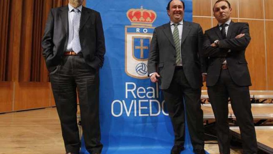 Manuel Paredes, Jorge Menéndez Vallina y Fernando Corral, tras la junta.