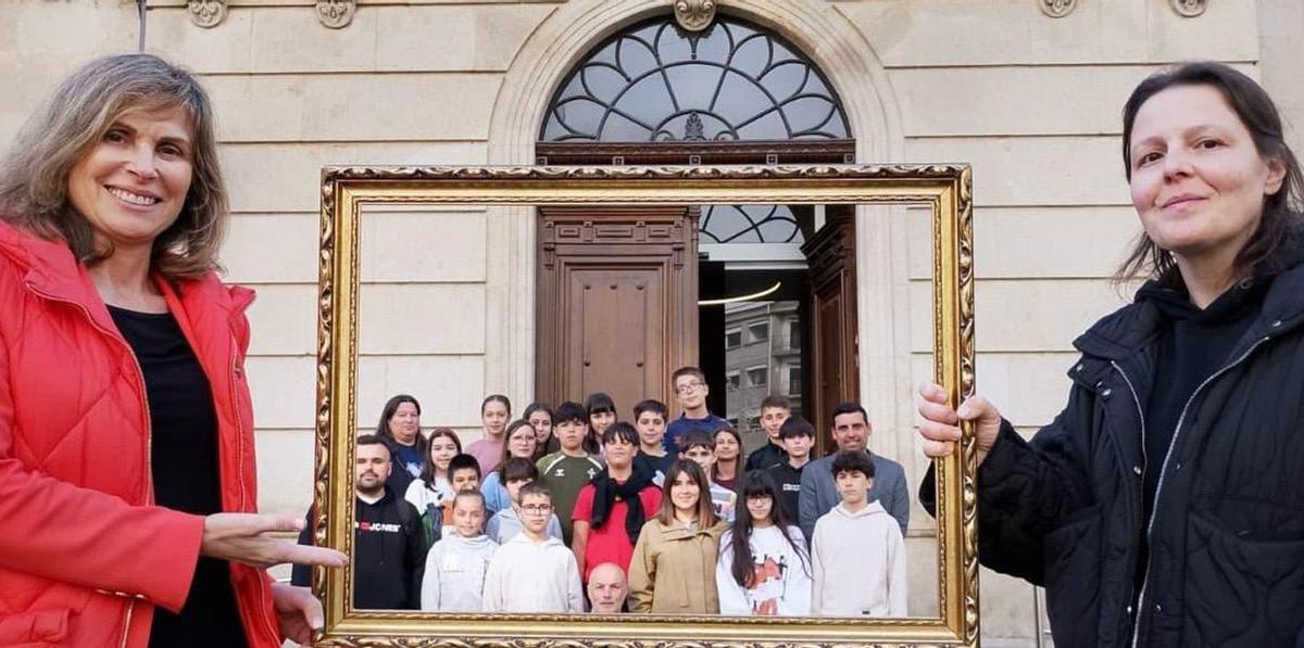 Alumnado de 6º del CEIP Fermín Bouza Brey, enmarcados por la alcaldesa y la directora del proyecto. | D.P.