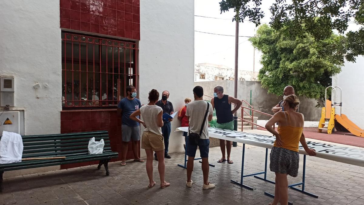 Vecinos de Almáciga, Roque de las Bodegas y Taganana preparan las pancartas para el sábado 24 de julio.