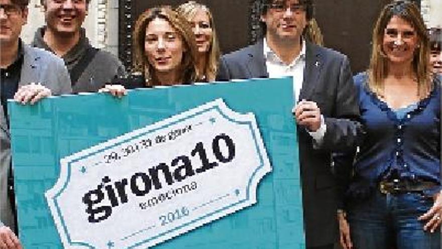 Puigdemont, amb els impulsors de Girona 10, en la seva darrera roda de premsa com a alcalde.