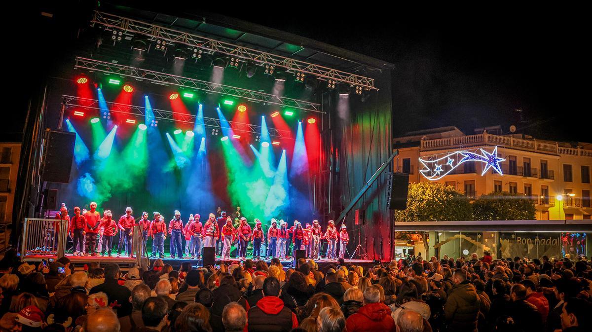 La Navidad ha comenzado oficialmente en Onda con la celebración del acto de encendido de luces navideñas en El Pla y la inauguración del Belén Municipal.