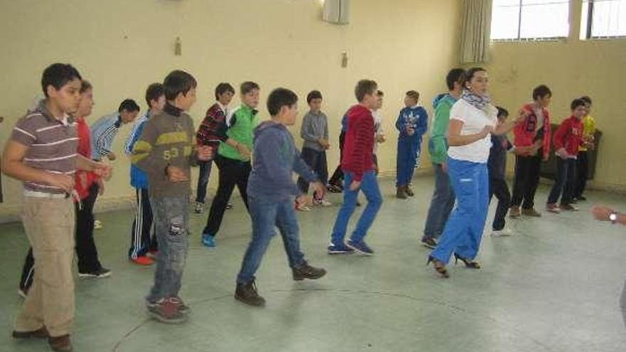 Bailes de salón y deportivos en el CEIP Amor Ruibal