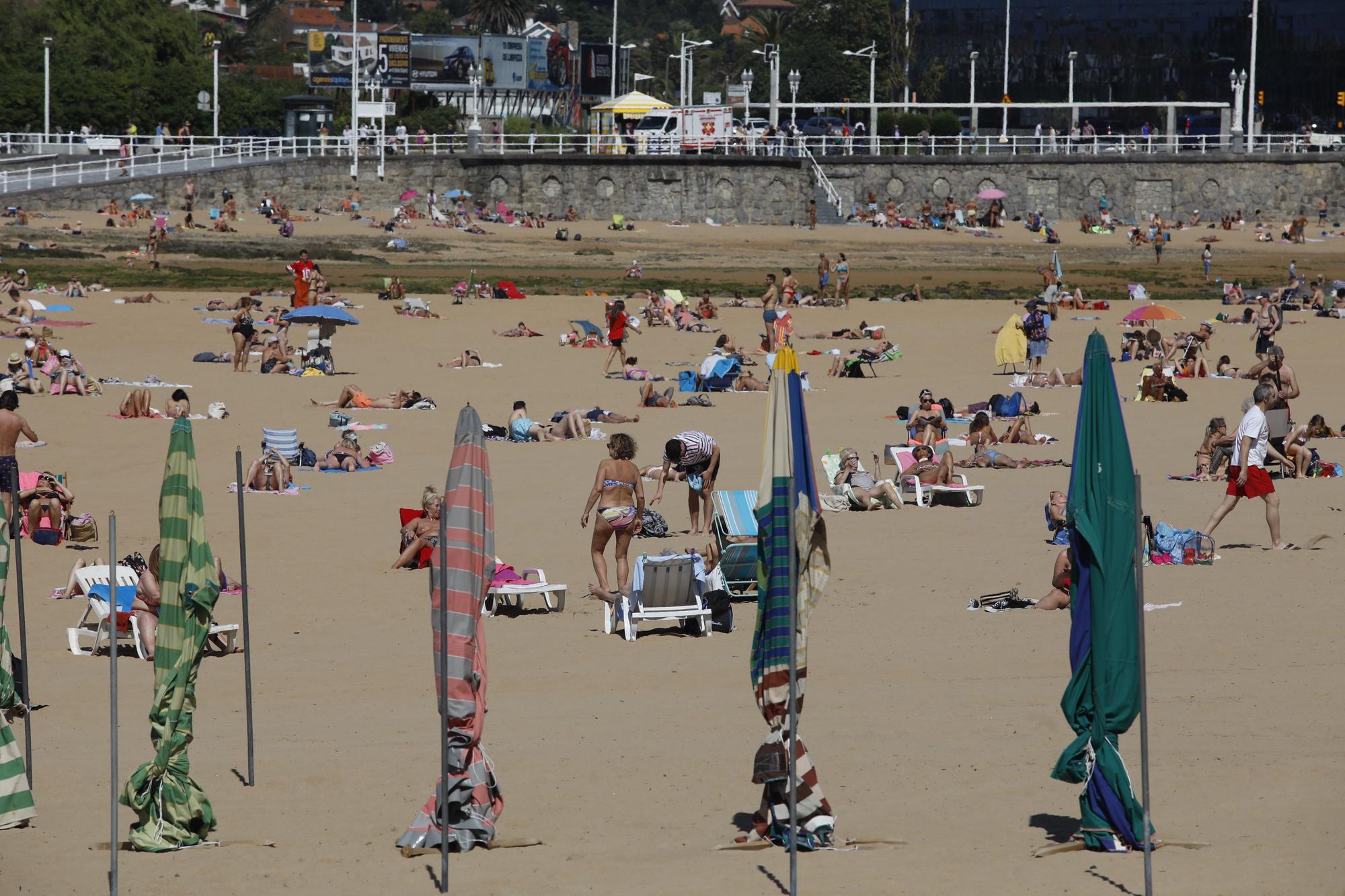 Día de sol y calor en Gijón para llenar las playas