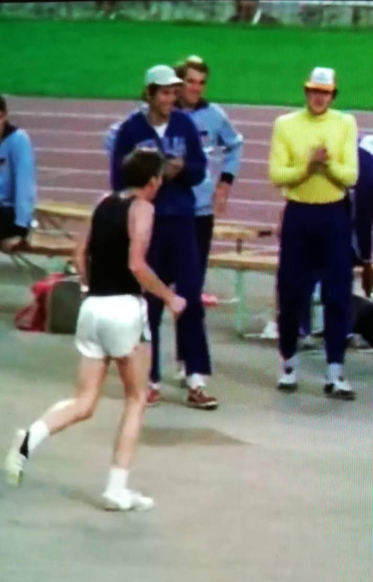 Garriga, de amarillo, observa uno de los saltos de Fosbury.