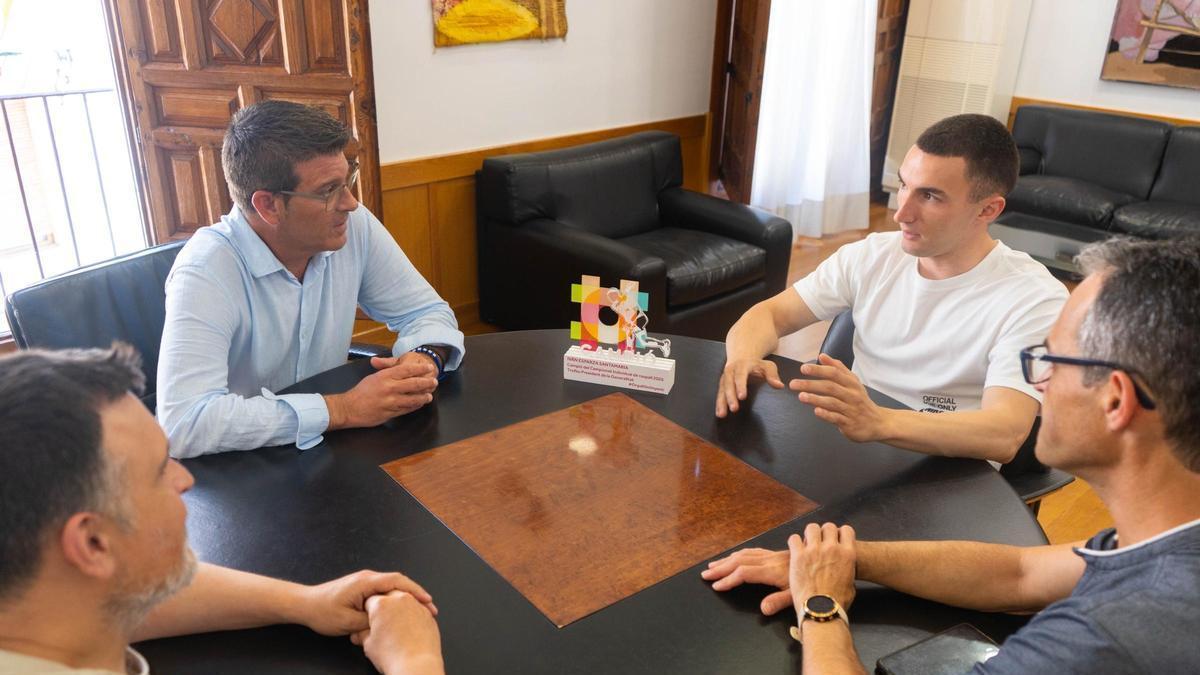 El alcalde de Ontinyent recibe al pilotari Iván Esparza tras proclamarse campeón de raspall profesional