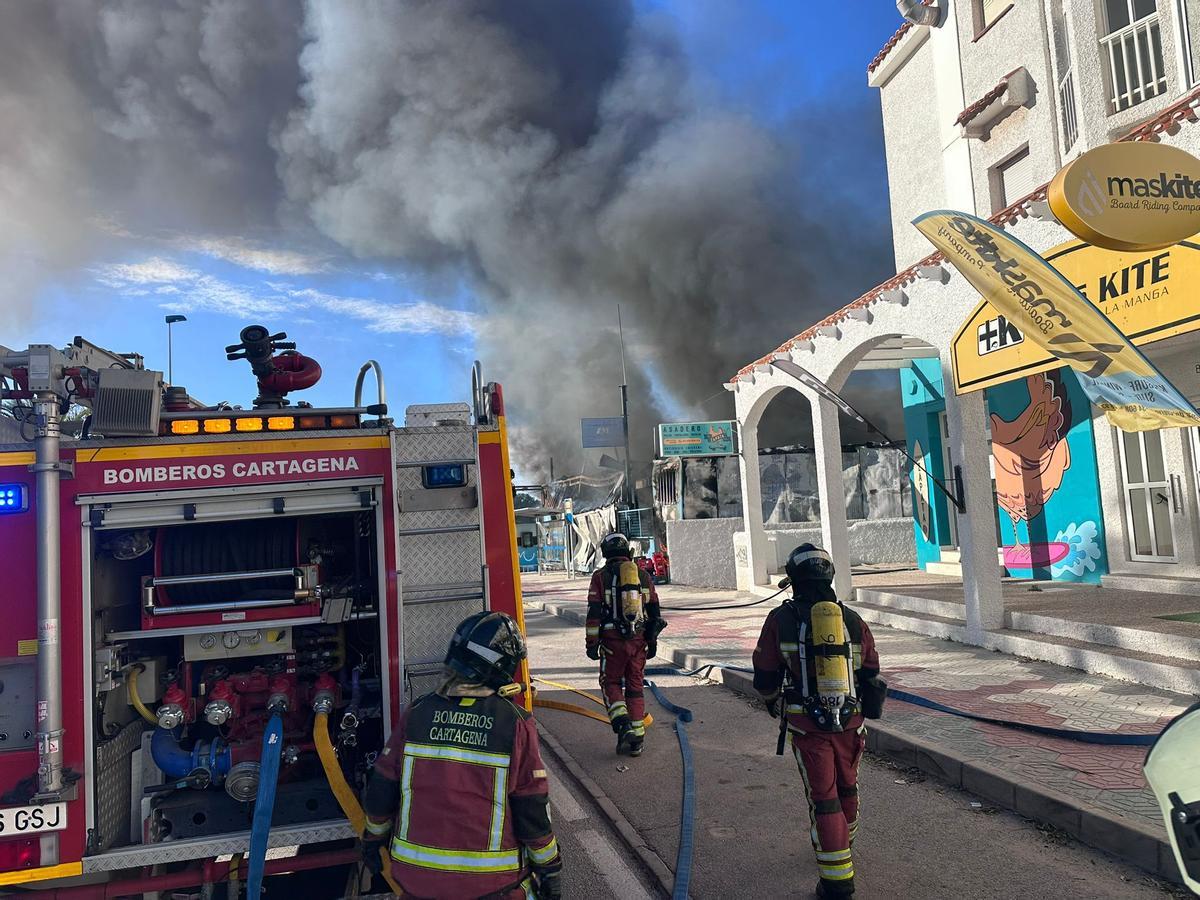 Bomberos del Ayuntamiento de Cartagena en el incendio del restaurante ZM Isla del Ciervo