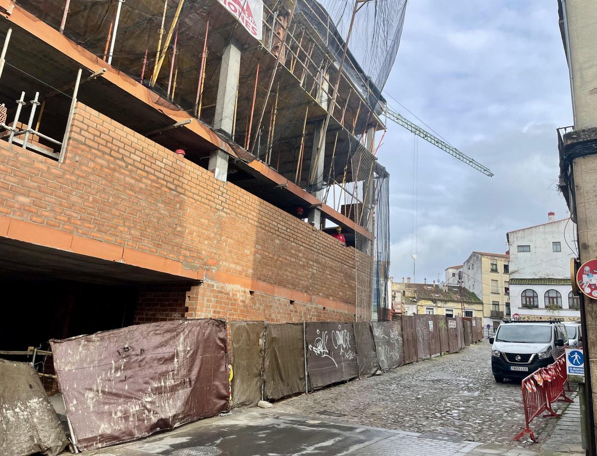 Hotel Hilton. Las obras de Godoy se alzan delante de la plaza de Santiago.