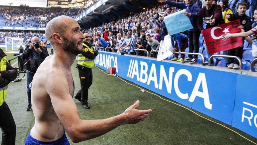 Laure, tras regalar su camiseta a un aficionado a la conclusión del Dépor-Las Palmas de la última jornada.