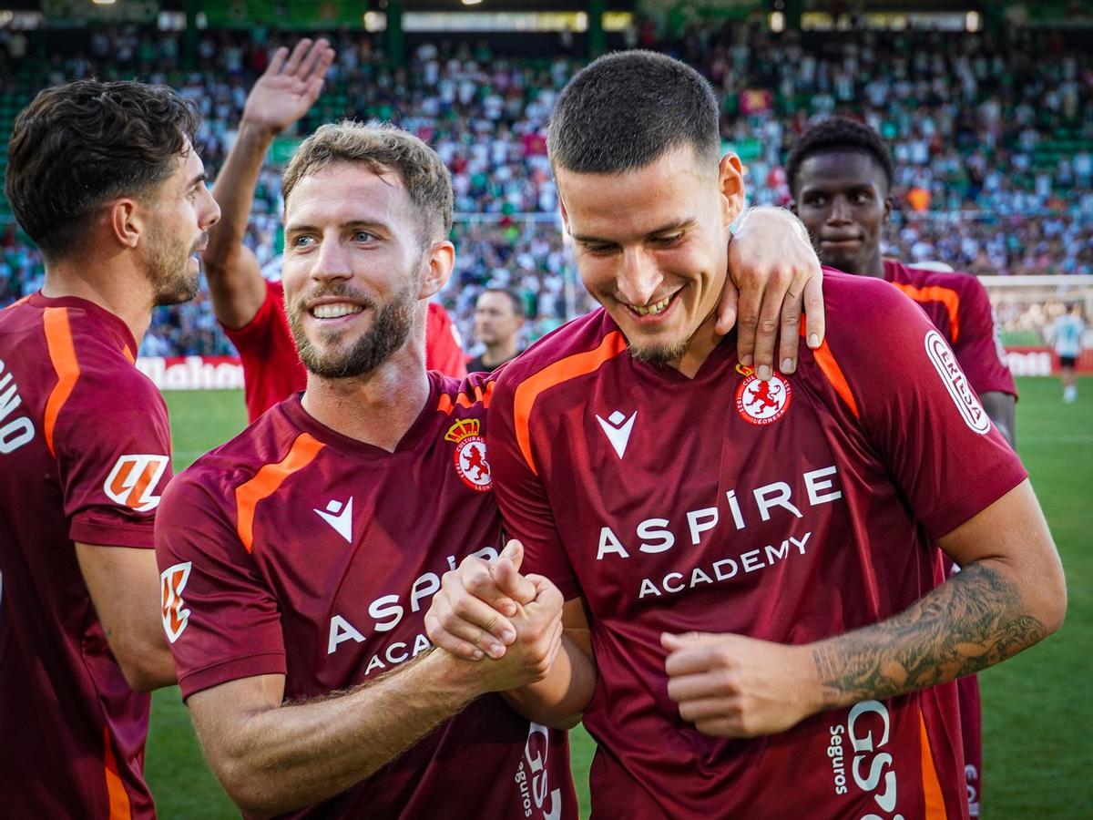 Calero, con un compañero de equipo tras una victoria de la Cultural en el Reino de León.