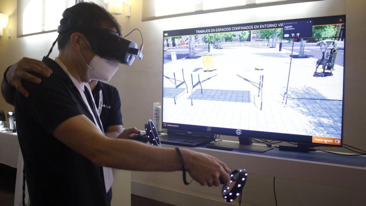 La tecnología de realidad virtual permite dar formación de forma segura a los trabajadores. | MIGUEL ÁNGEL GRACIA