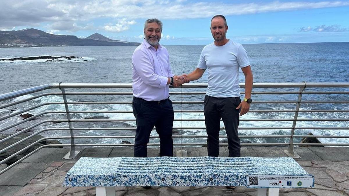 Mares Circulares transforma residuos del mar en mobiliario urbano y entrega un banco sostenible a Arucas