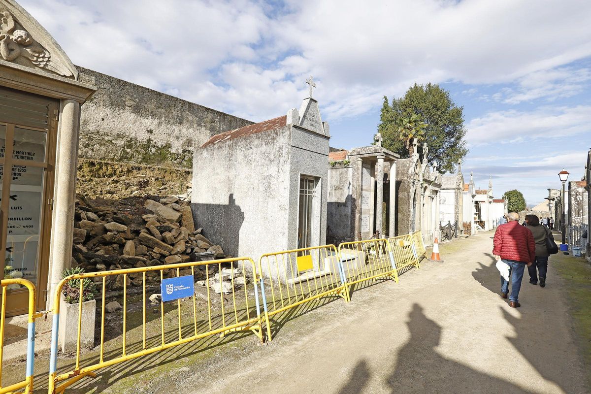 El desplome del muro histórico del cementerio obliga a mantener vallada una zona de San Amaro.