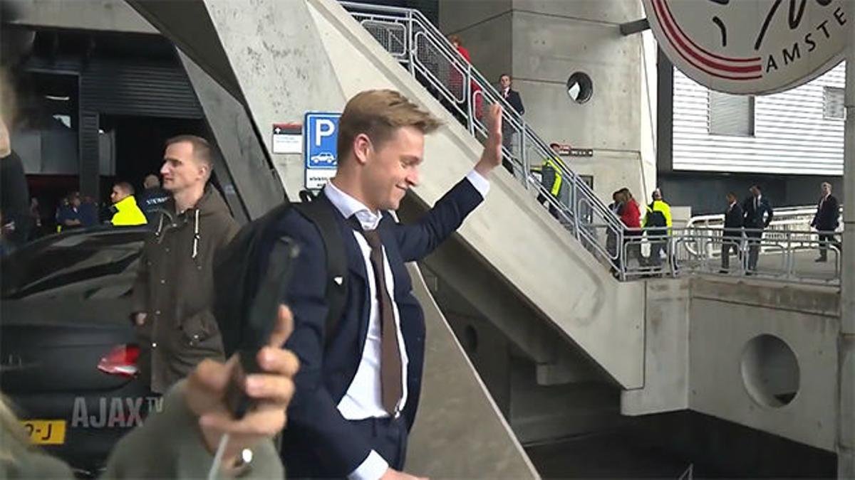 Lo que no se vio del adiós de De Jong: La multitudinaria despedida de los fans del Ajax a la salida del estadio