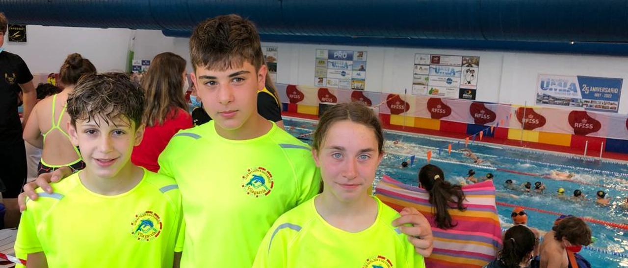 Mariña Cores, Damián Lage y Anxo Tourís en la piscina de Caldas de Reis.