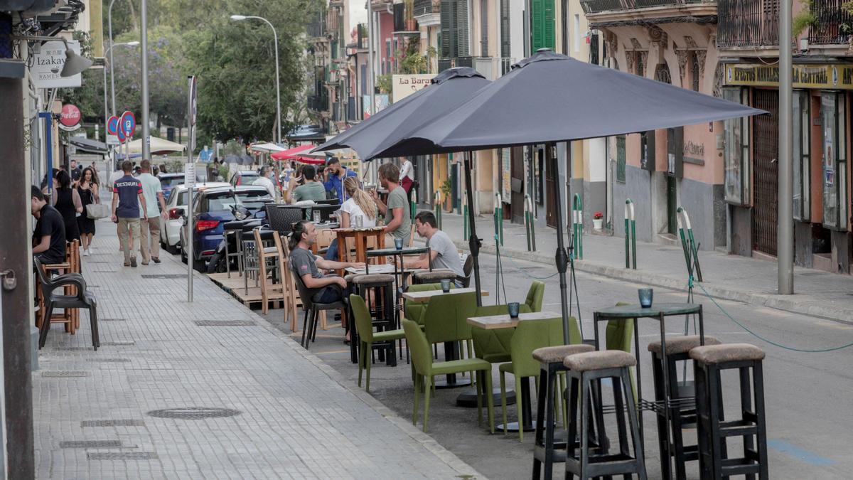 Terraza ampliada sobre la calzada en Santa Catalina.