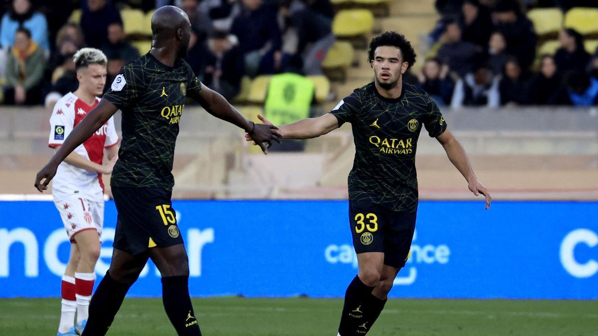 Zaire-Emery recibiendo las felicitaciones de Danilo por su gol ante el Mónaco